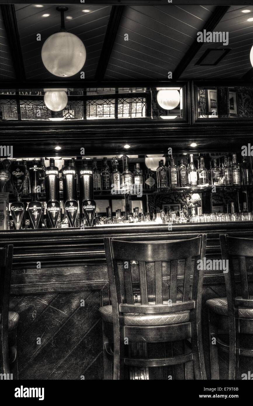 Schwarze und weiße Barszene Pub Stockfoto