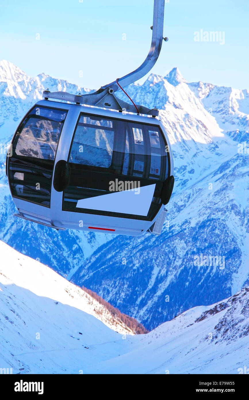 Ski Lift Stühle an hellen Wintertag in Alp Bergen Stockfoto