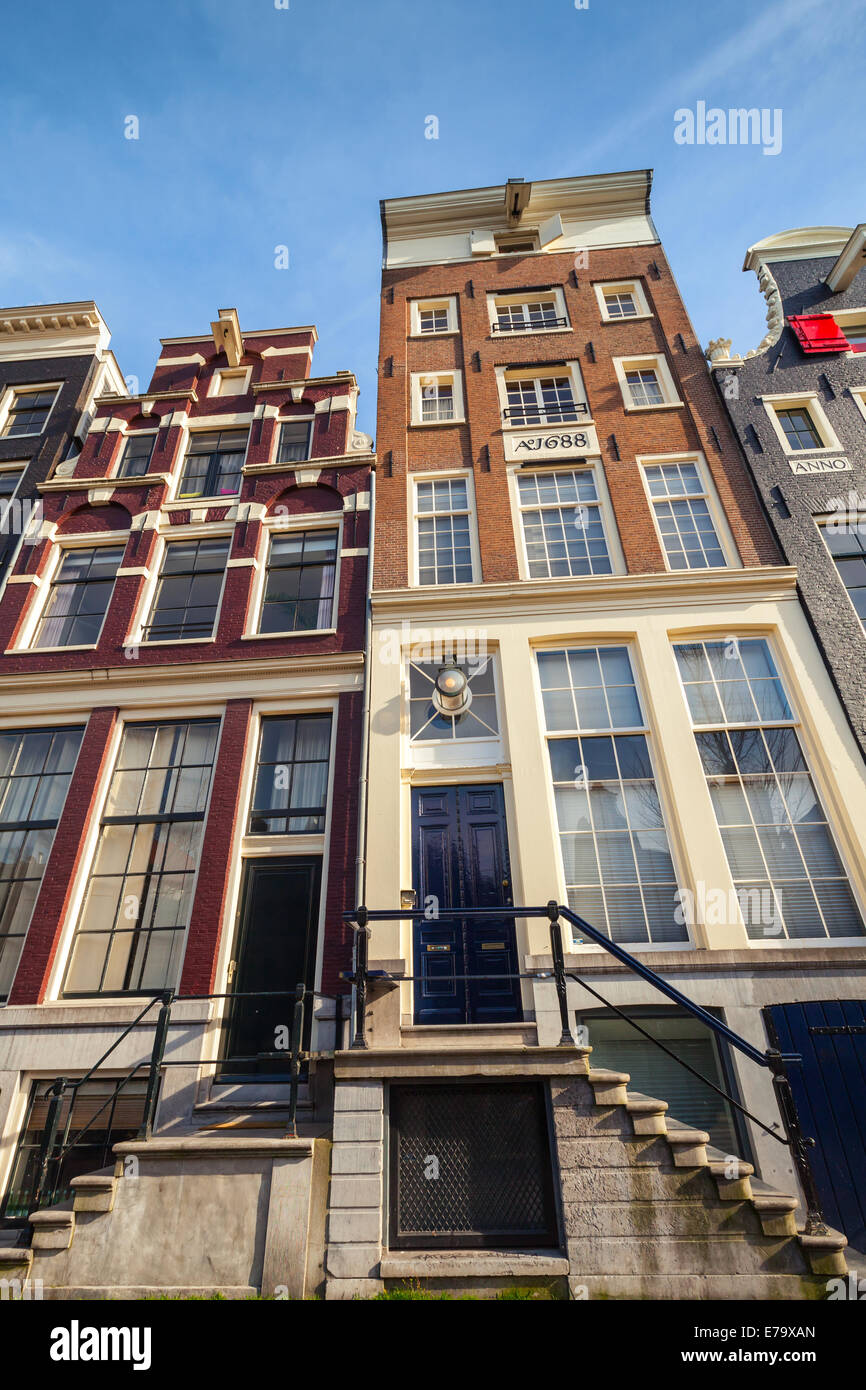 Fassaden der bunten Wohnhäuser in Amsterdam, Niederlande Stockfoto