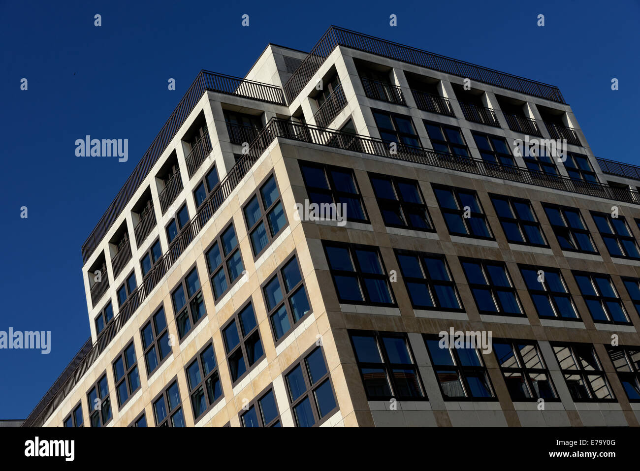 Ost-Berliner Bürogebäude Stockfoto