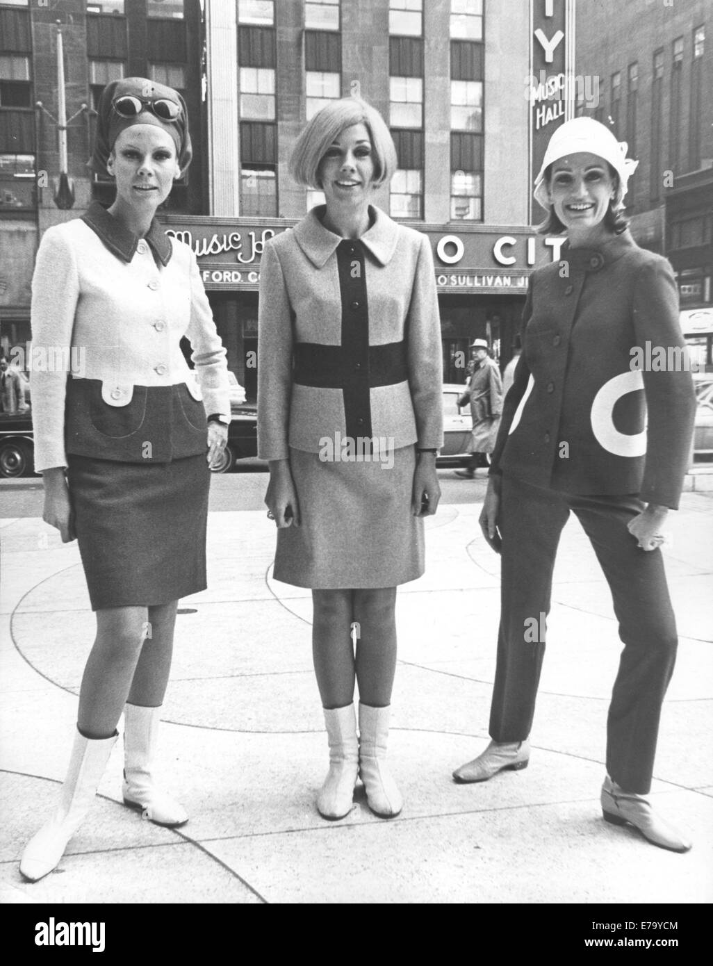 London, UK, UK. 10. August 1973. Genaues Datum unbekannt. Modelle auf eine Art und Weise schießen in London. © Perry H Kretz/KEYSTONE Pictures/ZUMAPRESS.com/Alamy Live-Nachrichten Stockfoto