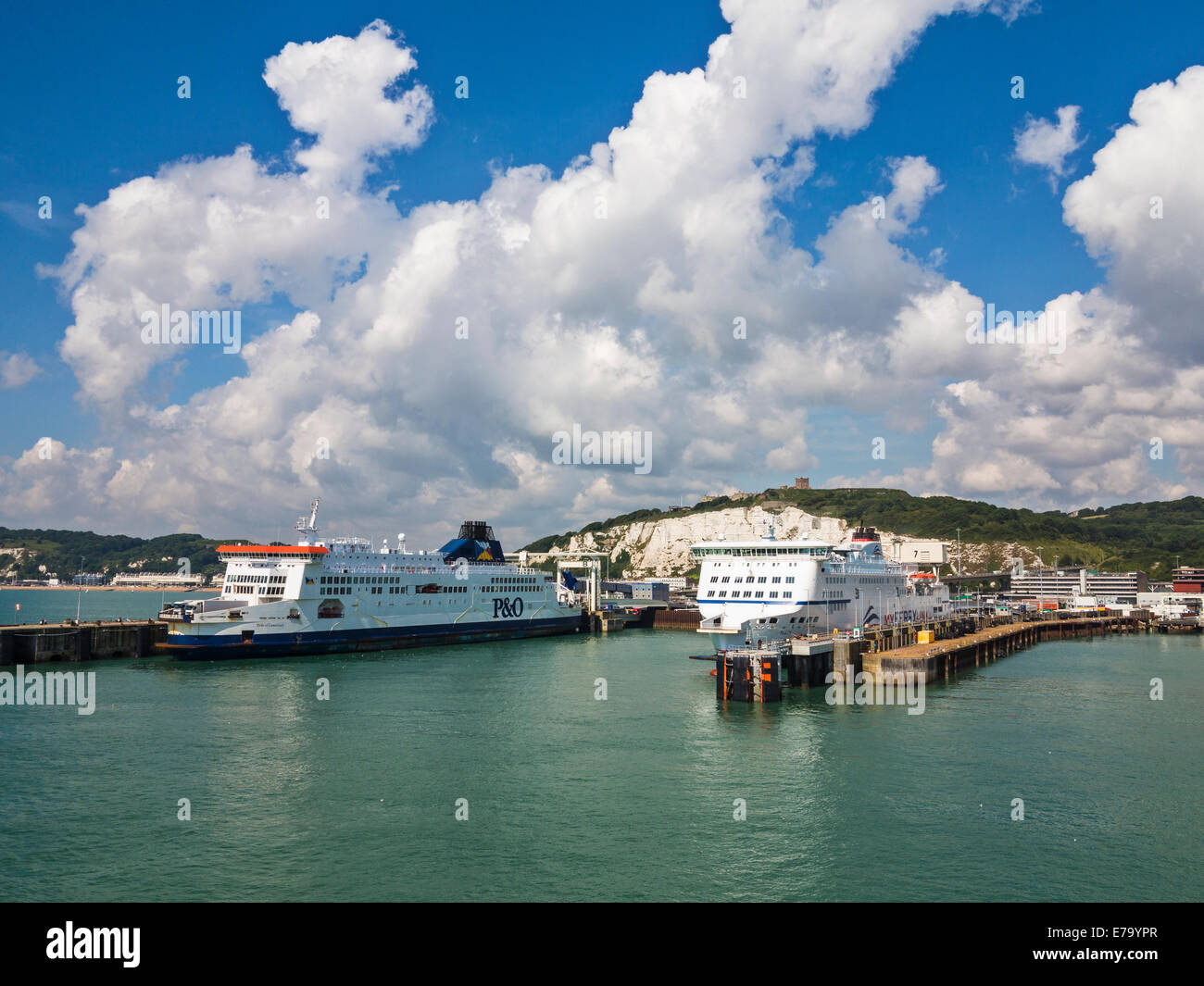 Die UK-Hafen von Dover, an einem Sommertag mit den weißen Klippen und Dover Castle im Hintergrund Stockfoto