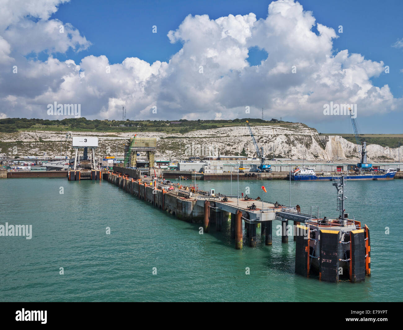 Eine leere Anlegestelle im Hafen von Dover, UK, mit den berühmten Kreidefelsen im Hintergrund Stockfoto