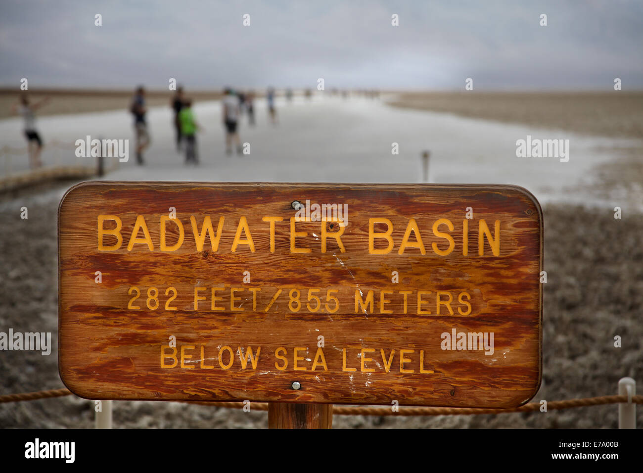 Melden Sie für Badwater Basin, 282 ft (86 m) unterhalb des Meeresspiegels (niedrigste Land in Nordamerika), Death Valley National Park, Mojave-Wüste Stockfoto