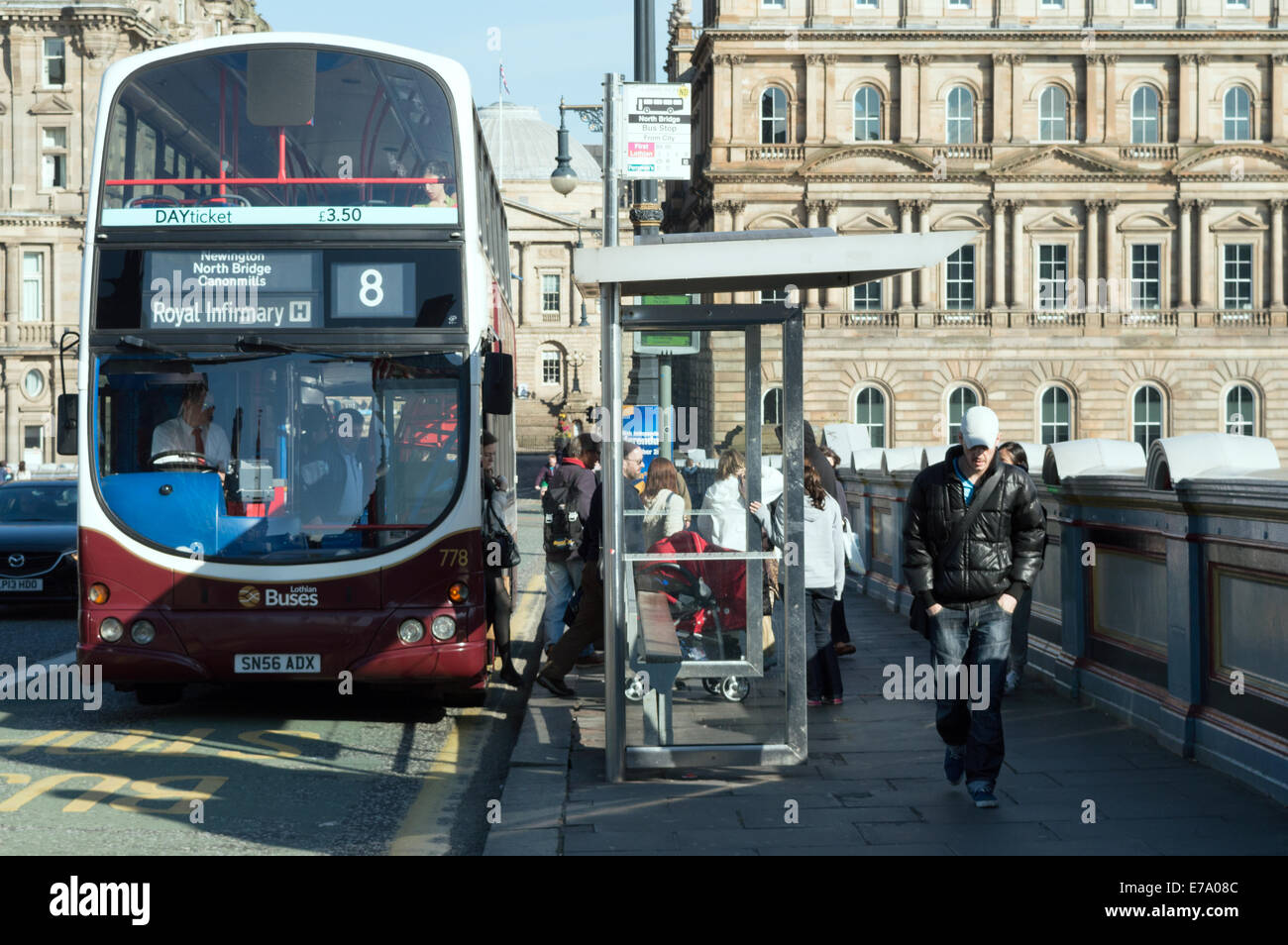 Bus und Passagiere Straßenszene in North Bridge, Edinburgh Stockfoto