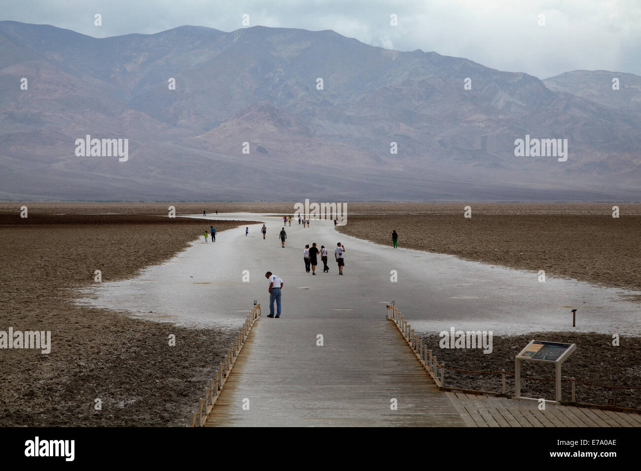 Touristen am Badwater Basin, 282 ft (86 m) unter dem Meeresspiegel (niedrigste Land in Nordamerika), Death Valley National Park, Mojave Wüste, Kalifornien, USA Stockfoto