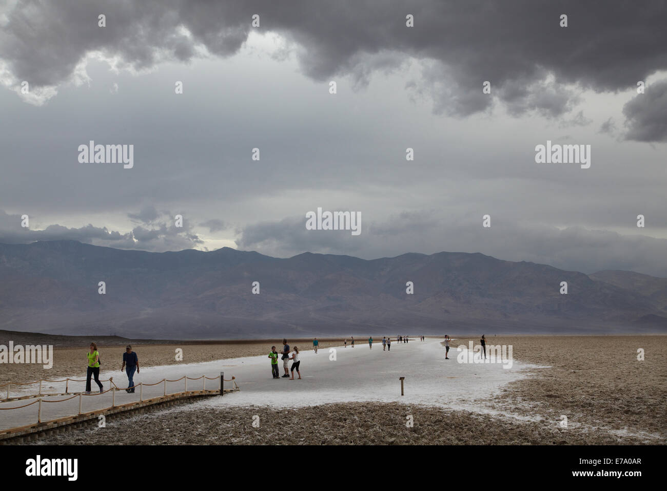 Touristen am Badwater Basin, 282 ft (86 m) unter dem Meeresspiegel (niedrigste Land in Nordamerika), Death Valley National Park, Mojave Wüste, Kalifornien, USA Stockfoto
