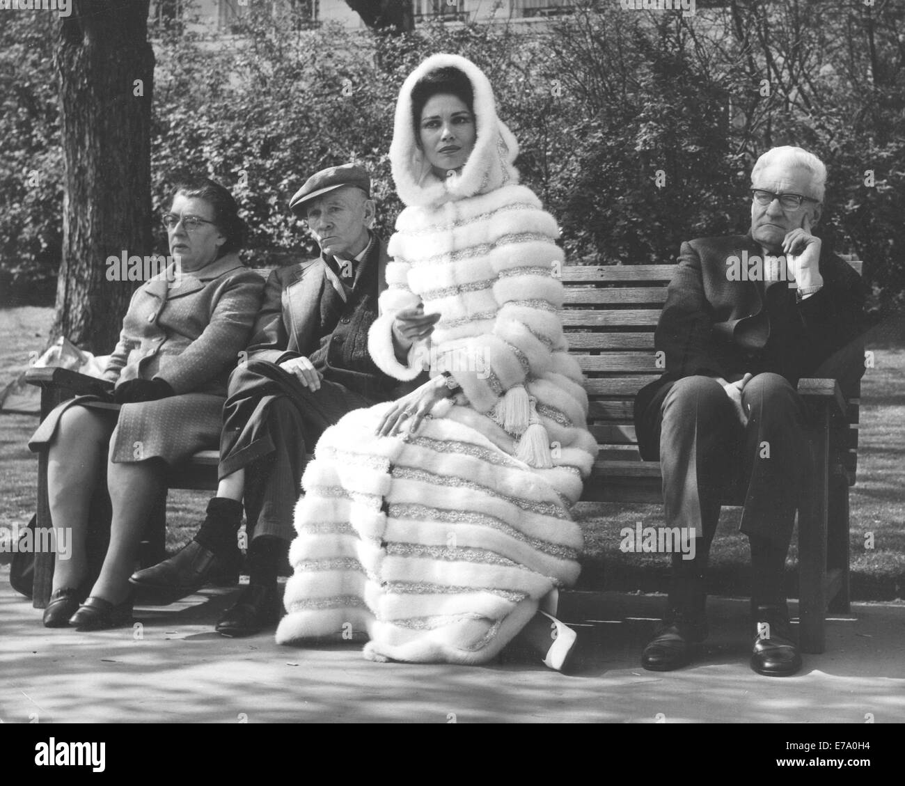 London, UK, UK. 3. Mai 1971. Modell ANN BERTOLI trug ein Brautkleid in weißer Nerz Einschub mit Perlen, die zwar bei £6.000, bewertet nicht angezeigt wird, um die Menschen, die unter Ausnutzung der Sonne sitzend auf einer Bank in der Böschung Gärten interessieren. Eurofur von Padua, Italien größte Firma Pelz Hersteller zeigten ihre Sammlung von feinsten handgearbeiteten Pelze, alle entworfen von dem berühmten Jole Veneziani (1901-1989) von Rom. Die Sammlung wurde im Savoy Hotel in London gezeigt. © KEYSTONE Pictures/ZUMAPRESS.com/Alamy Live-Nachrichten Stockfoto