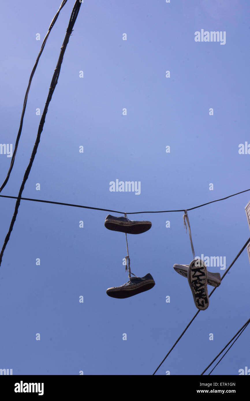 Schuhe von Telefonleitungen hängen Stockfoto