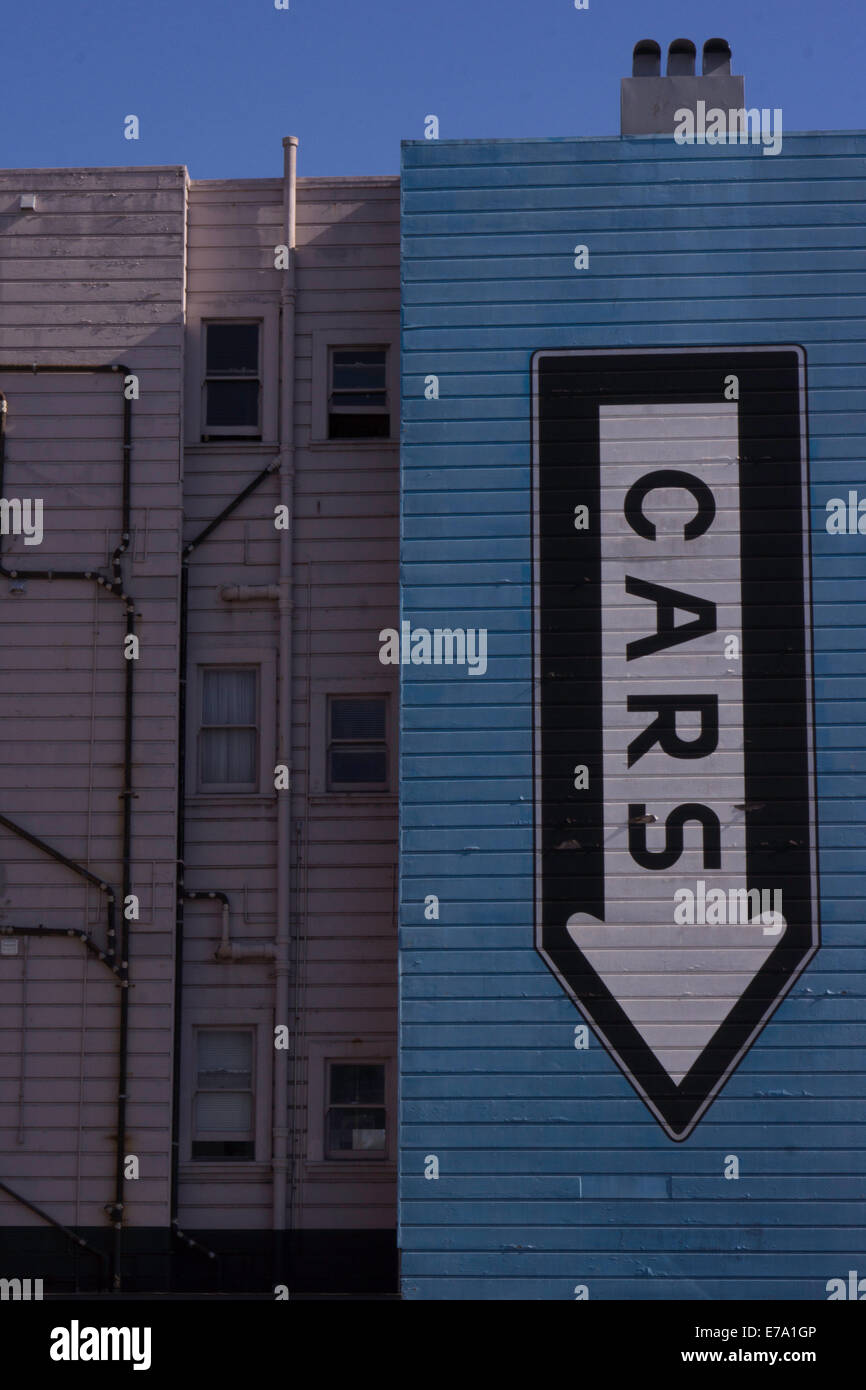 Gebäude mit Auto zu unterzeichnen, nach unten Stockfoto