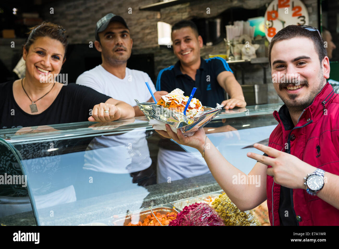 Kumpir - Istanbul Stil der Ofenkartoffel gefüllt mit verschiedenen Füllungen. Stockfoto