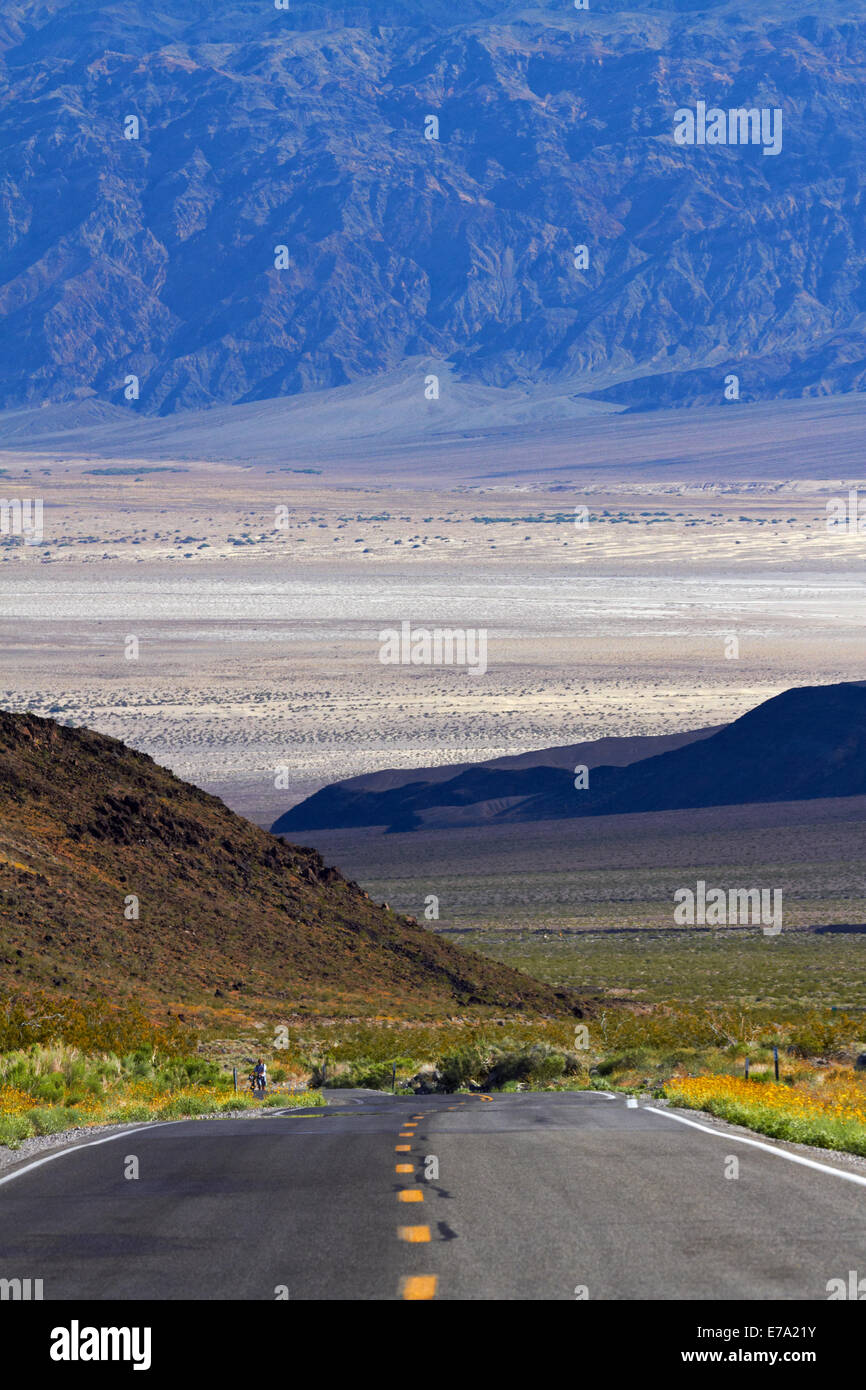 State Route 190 klettert vom Death Valley über Panamint Range, Death Valley Nationalpark, Mojave-Wüste, Kalifornien, USA Stockfoto