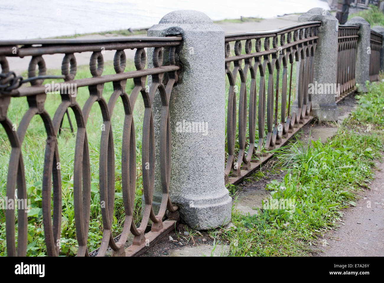 Schräge Ansicht der alten Metall-Zaun auf Neva Fluß Damm Closeup, Sankt-Petersburg, Russland Stockfoto