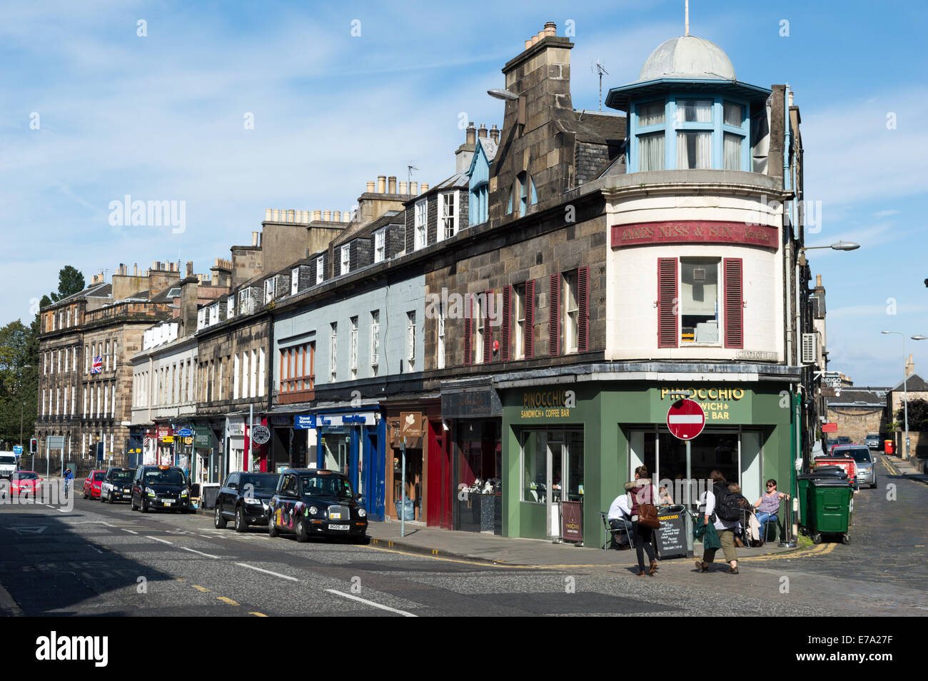 Kleines Café und Geschäfte in der Quensferry Street, Edinburgh Stockfoto