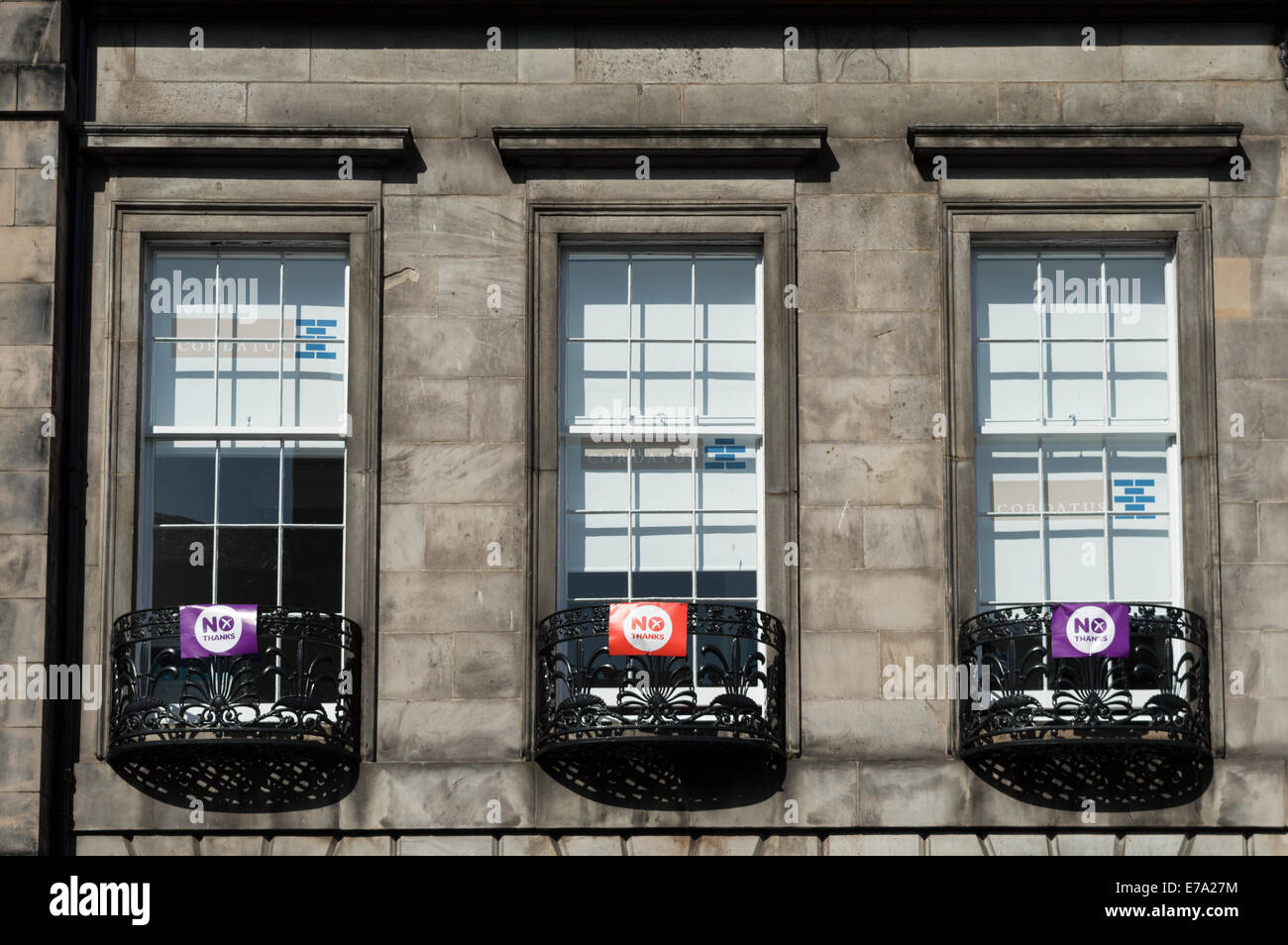 Kleine Nein danke-Kampagne-Banner auf der Außenseite des georgianischen Gebäude in der Neustadt-Edinburgh Stockfoto