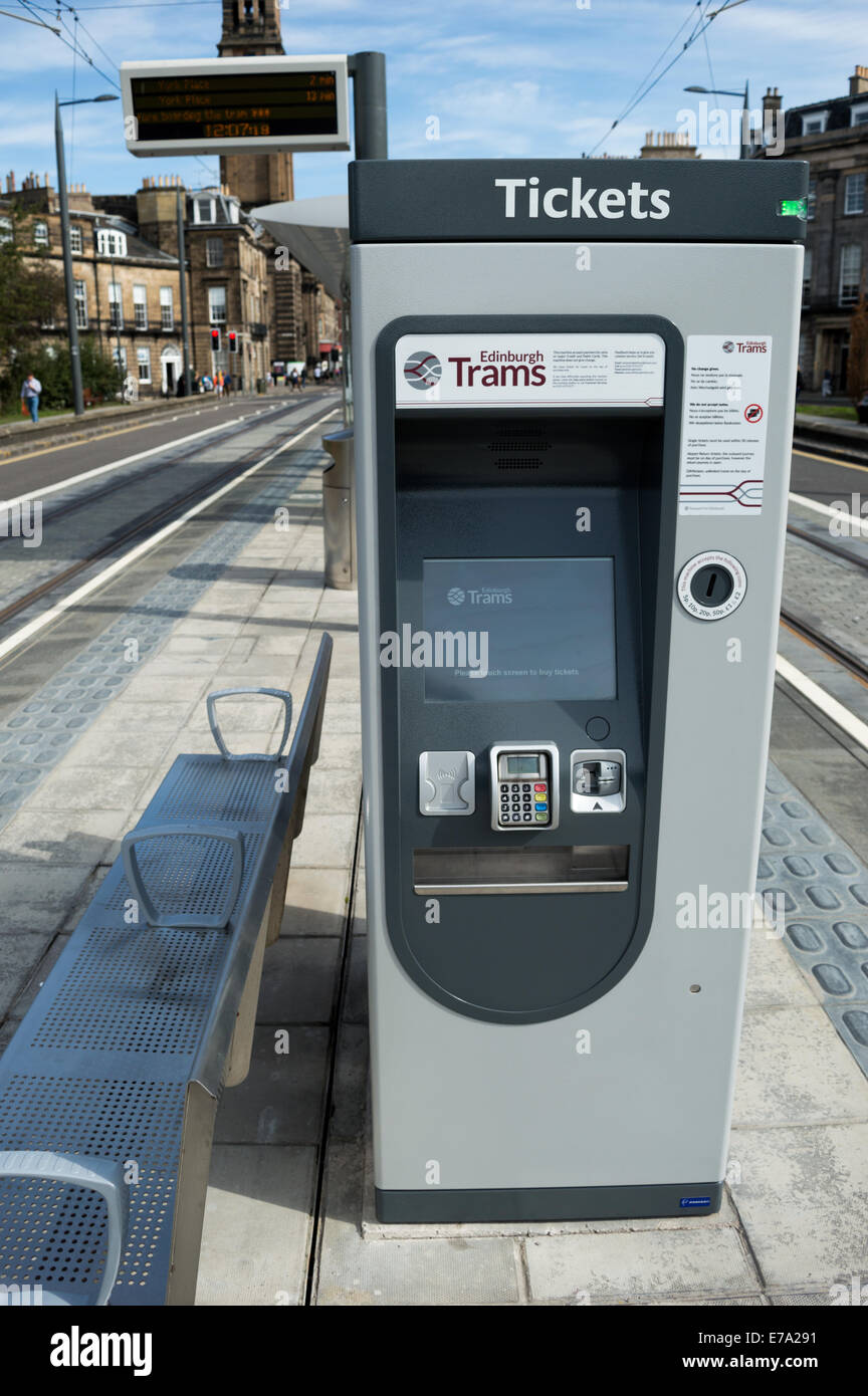 Eine Straßenbahnhaltestelle befindet sich in Stadtzentrum von Edinburgh Edinburgh Straßenbahnen ticket dispenser Stockfoto