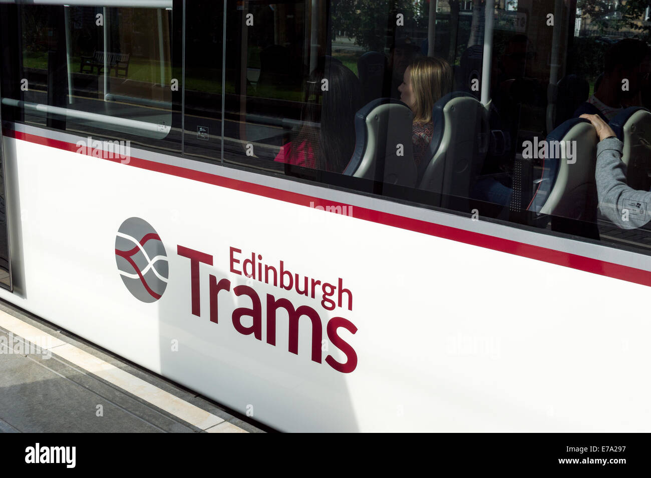 Edinburgh-Straßenbahnen-Logo an der Seite einer Straßenbahn Stockfoto
