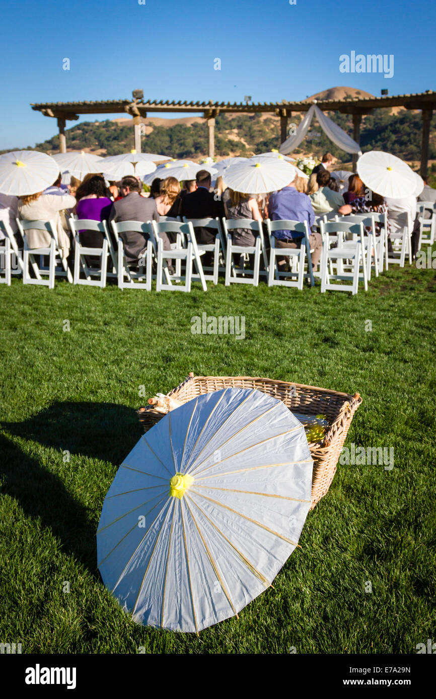 Schatten-Sonnenschirme für die Gäste zum Schutz vor der Sonne bei einer Hochzeit im Freien Veranstaltung in Kalifornien angeboten Stockfoto