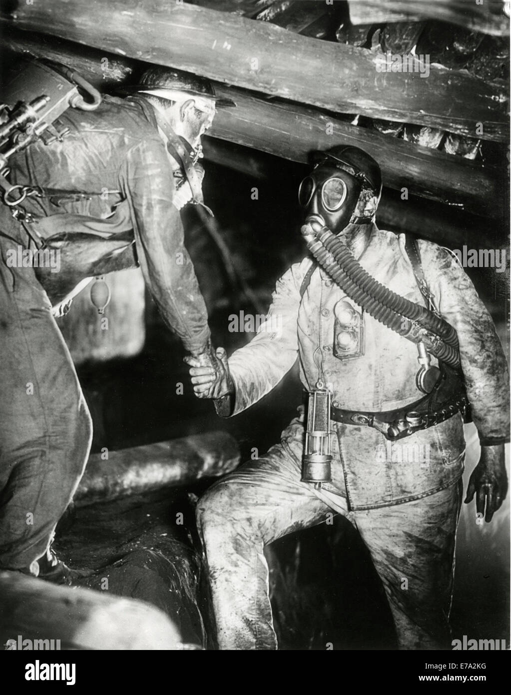 Zwei Bergarbeiter, eine Gasmaske tragen, Hände schütteln, am Set des Films, "Kameradschaft", 1931 Stockfoto