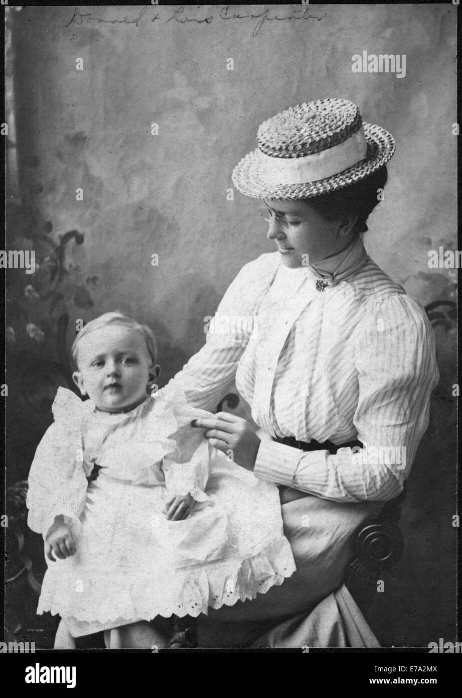 Mutter Holding Säuglingssohn auf Schoß, Porträt, um 1910 Stockfoto