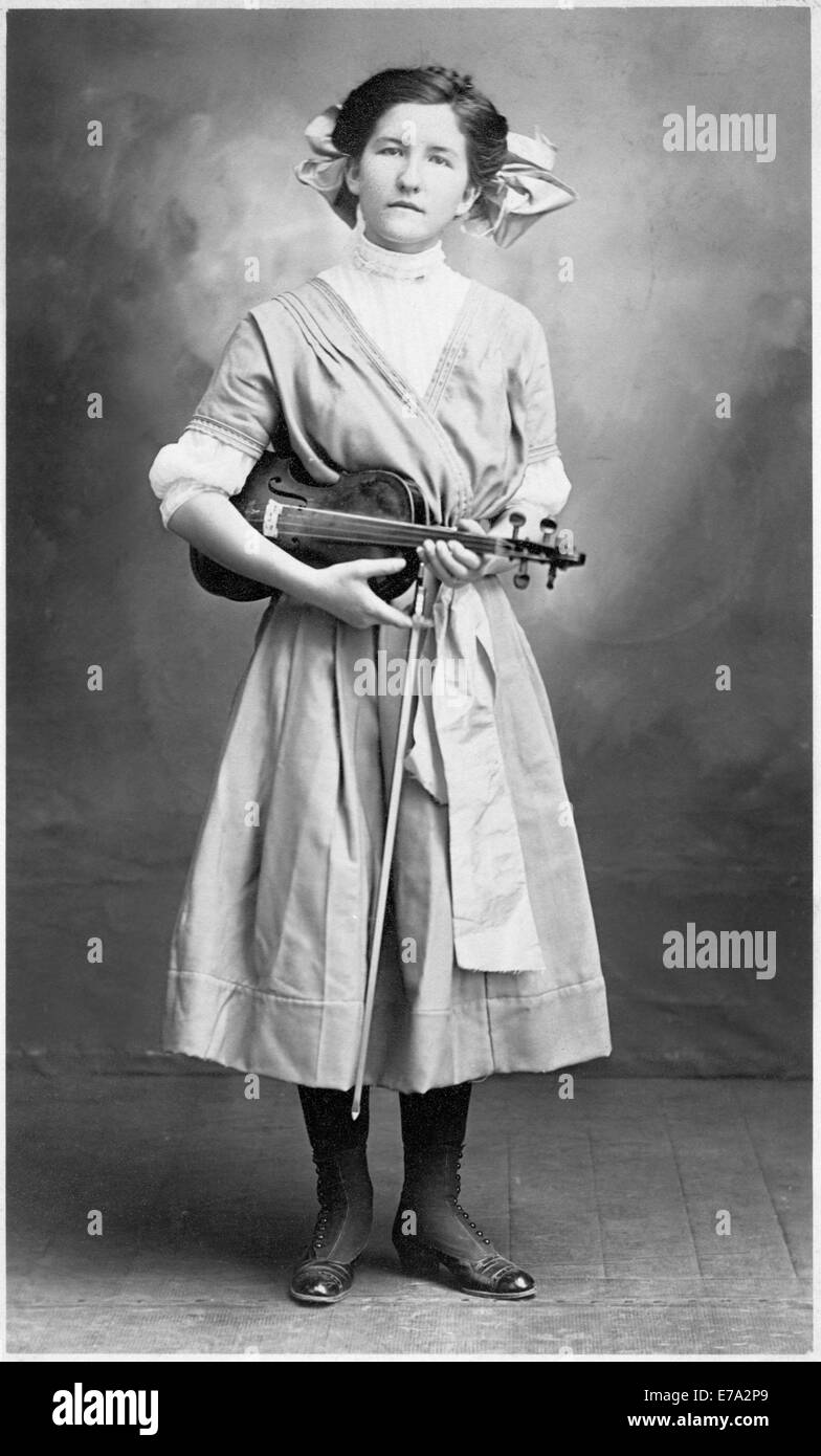 Junge Frau mit Schnürschuhe stehend mit Violine und Bogen, Postkarte, um 1910 Stockfoto