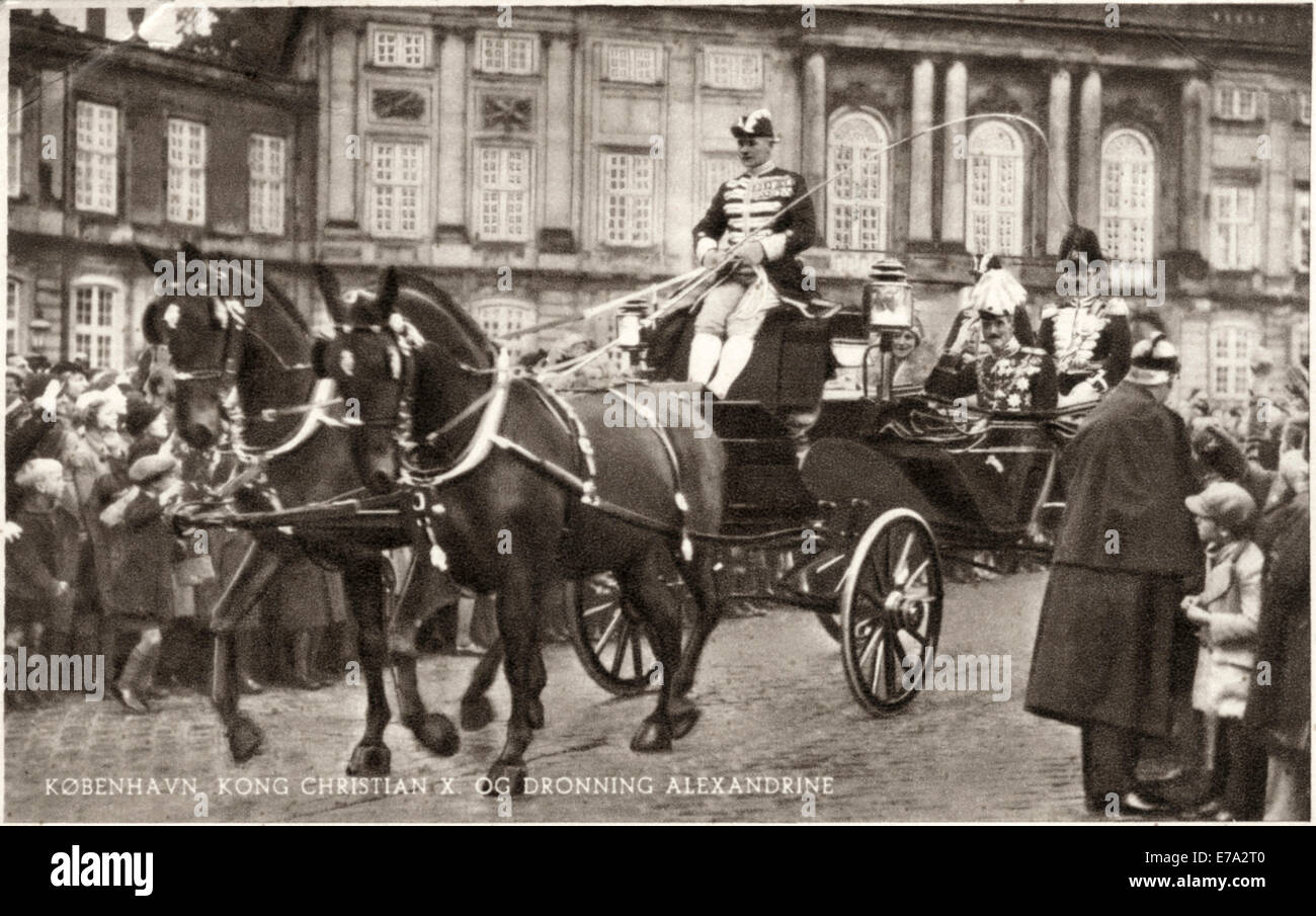 König Christian X in Horse-Drawn Wagen unter großen Menschenmenge, Kopenhagen, Dänemark, ca. 1930er Jahre, von Postkarte Datum gestempelt 1938 Stockfoto