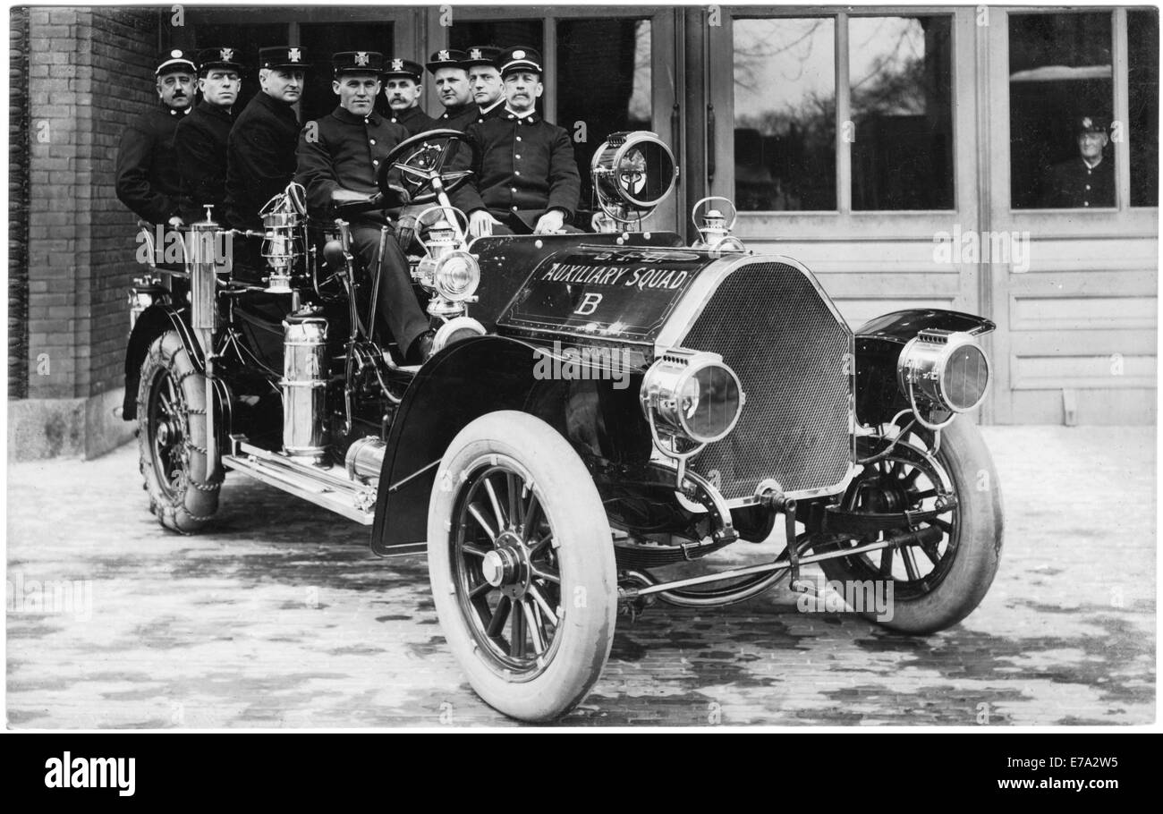 Gruppe von Feuerwehrleuten auf Feuerwehrauto, Hilfs-Kader B, Springfield, Massachusetts, USA, Postkarte, um 1915 Stockfoto