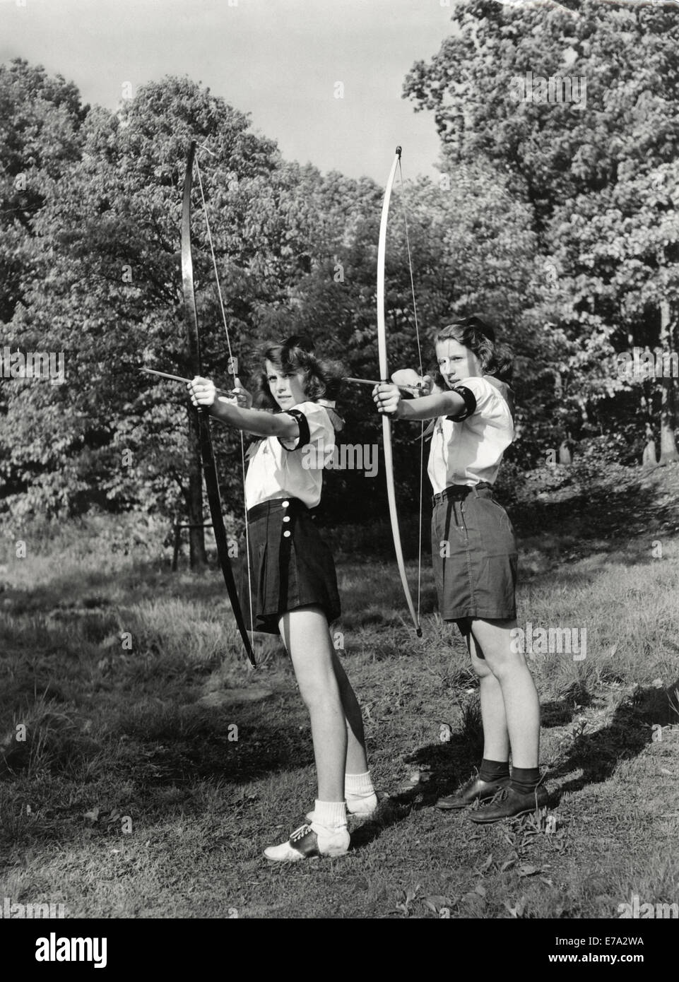 Zwei Teenager-Mädchen üben Bogenschießen, 1944 Stockfoto