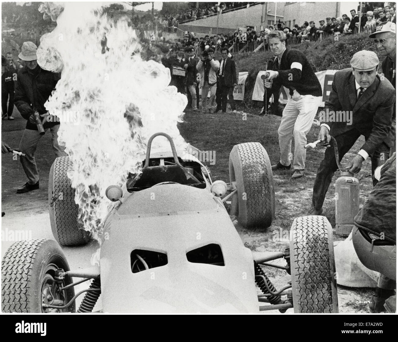 Techniker Versuchen Die Flammen Des Brennenden Yamura Racer Aus Dem Film Grand Prix 1966 Zu Loschen Stockfotografie Alamy
