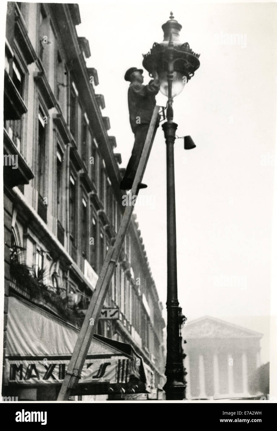 Workman Platzierung Speziallicht abnehmenden Apparat auf Straße leicht wie notwendige Vorsichtsmaßnahme wegen ausstehenden Krieg Krise in Europa, Paris, France, August 1939 Stockfoto