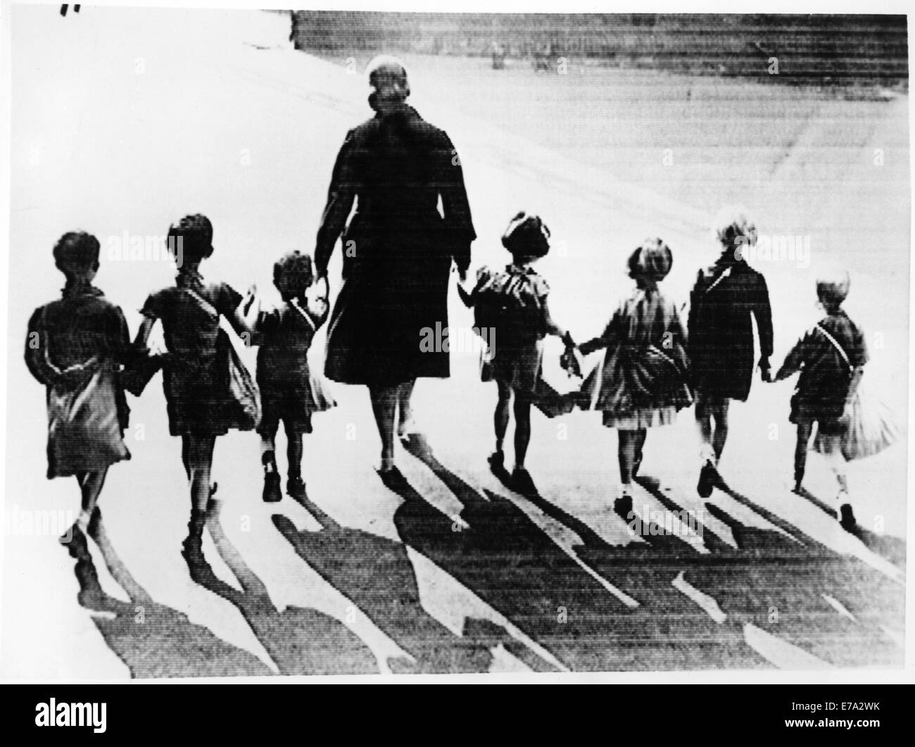 Gruppe von Kindern mit Notfall-Packs auf ihren Rücken wird mobilisiert für mögliche Evakuierung wegen anstehenden Krieg Krise, London, England, August 1939 Stockfoto