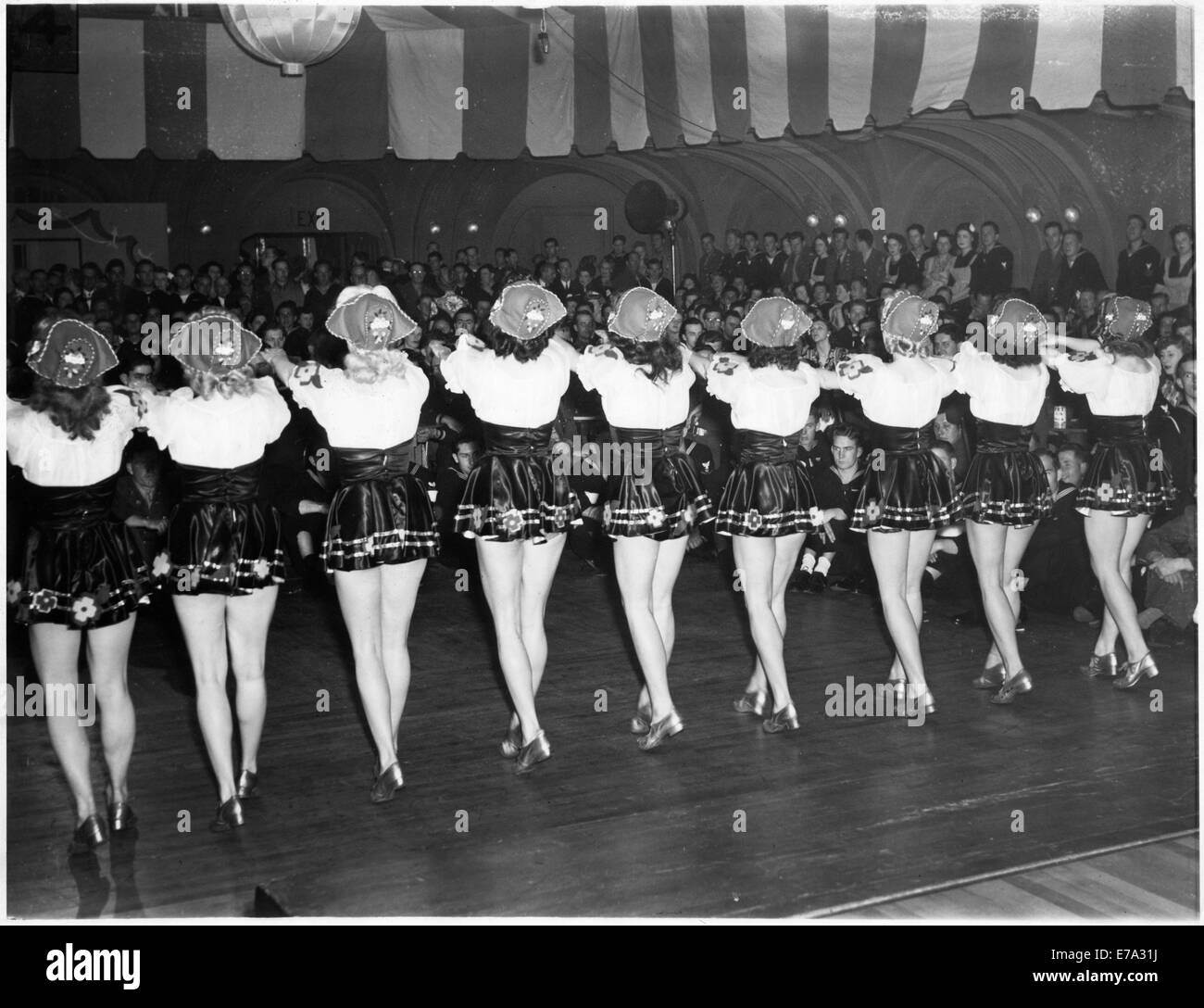 Chor Mädchen für die Soldaten in Stadium Tür-Kantine während Zweiter Weltkrieg, San Francisco, Kalifornien, USA, 1943 Stockfoto