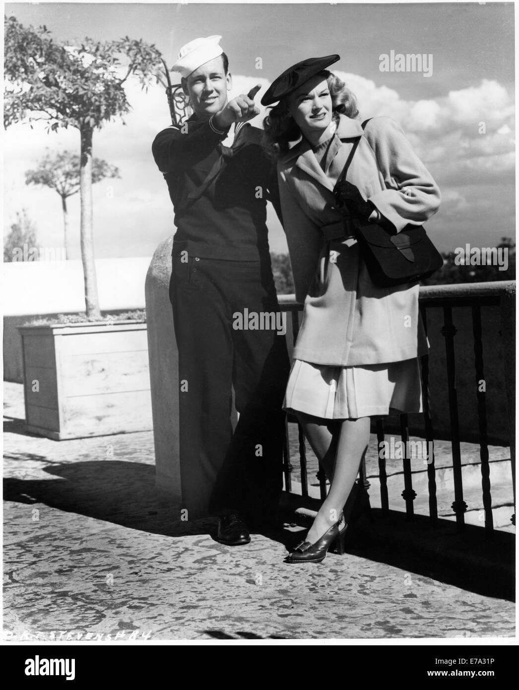 Schauspielerin k.t. Stevens Modellierung Mantel während neben stehend zeigt Seemann während Zweiter Weltkrieg, 1944 Stockfoto