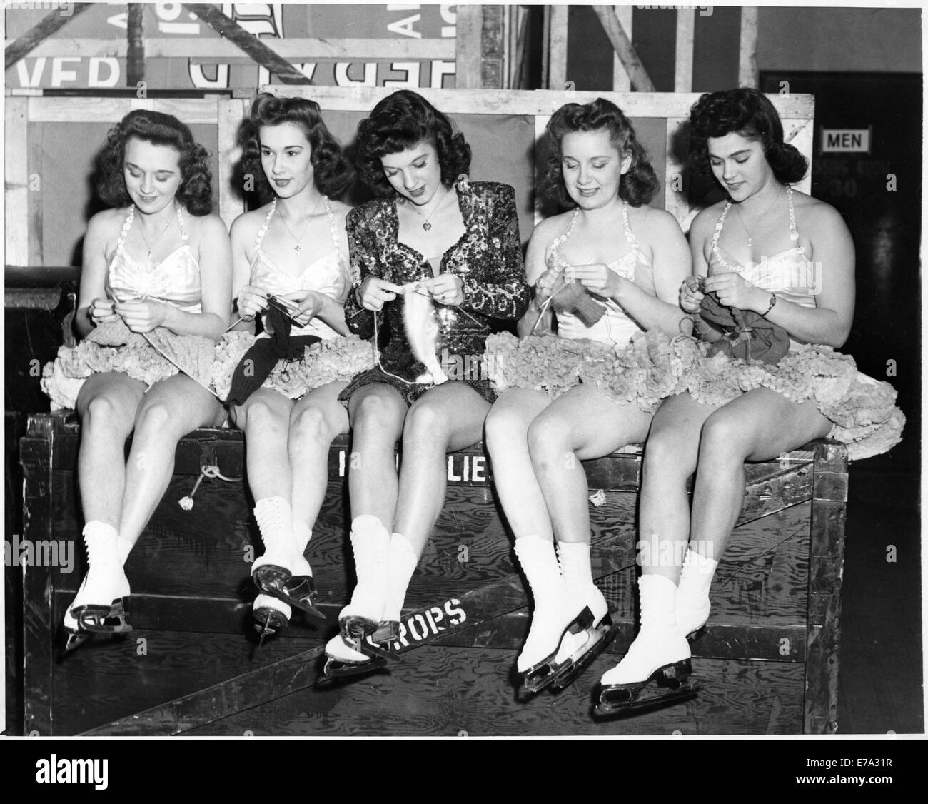 Fünf Darstellerinnen der Ice Follies 1943 stricken zwischen Zahlen auf spezielle Vorschau für Soldaten, Madison Square Garden, New York City, USA, 1942 Stockfoto