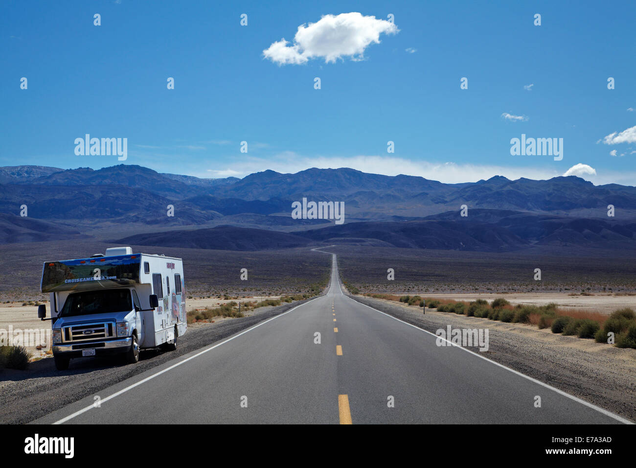 RV und Salinen durch State Route 190 durch Panamint Valley und über Panamint Range, Death Valley National Park, Mojave-Wüste, Stockfoto