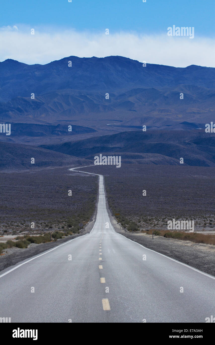 State Route 190 durch Panamint Valley und über Panamint Range, Death Valley Nationalpark, Mojave-Wüste, Kalifornien, USA Stockfoto