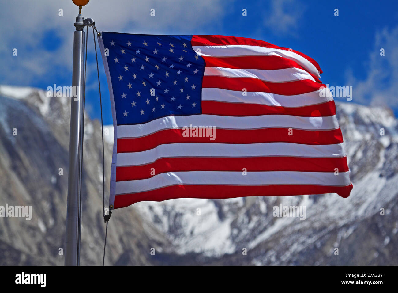 Amerikanische Flagge und Schnee auf der Sierra Nevada Bergkette, Kalifornien, USA Stockfoto