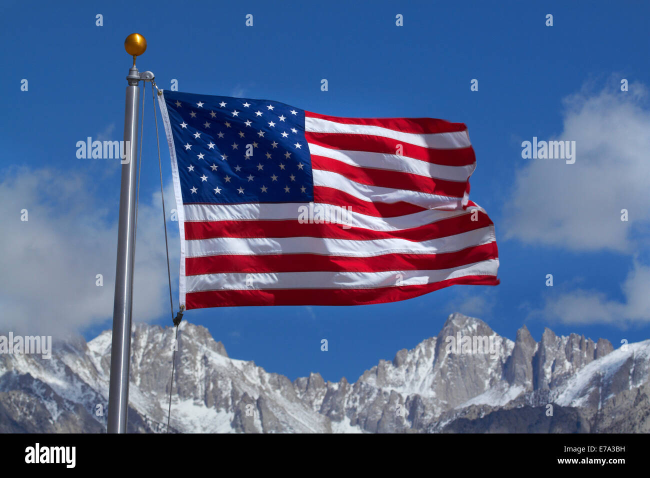 Amerikanische Flagge und Schnee auf der Sierra Nevada Bergkette, Kalifornien, USA Stockfoto