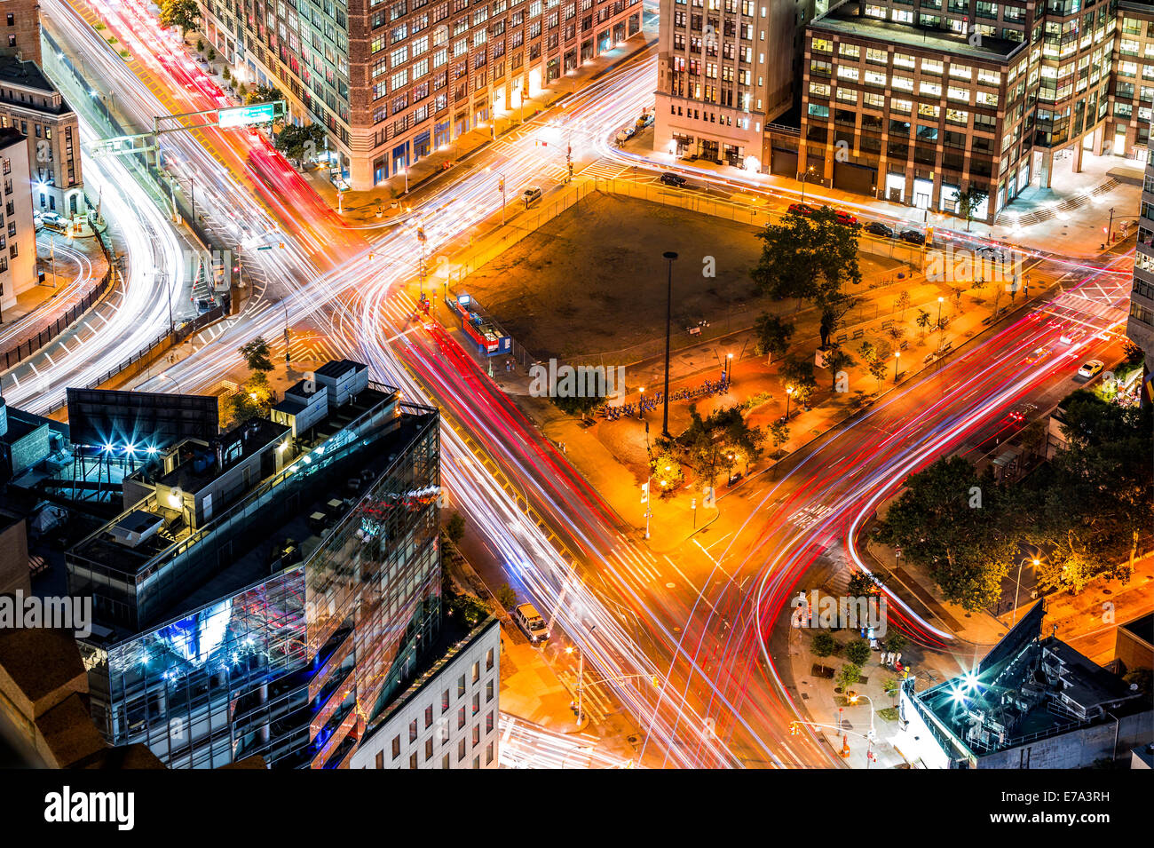 Ansicht von oben in New York mit Verkehr Trails an der Canal Street und Avenue of Americas Stockfoto