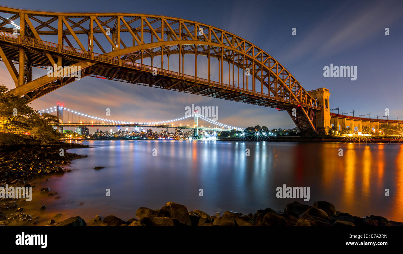 Hell Gate und Triboro Bridge bei Nacht in Astoria, Queens, New York Stockfoto