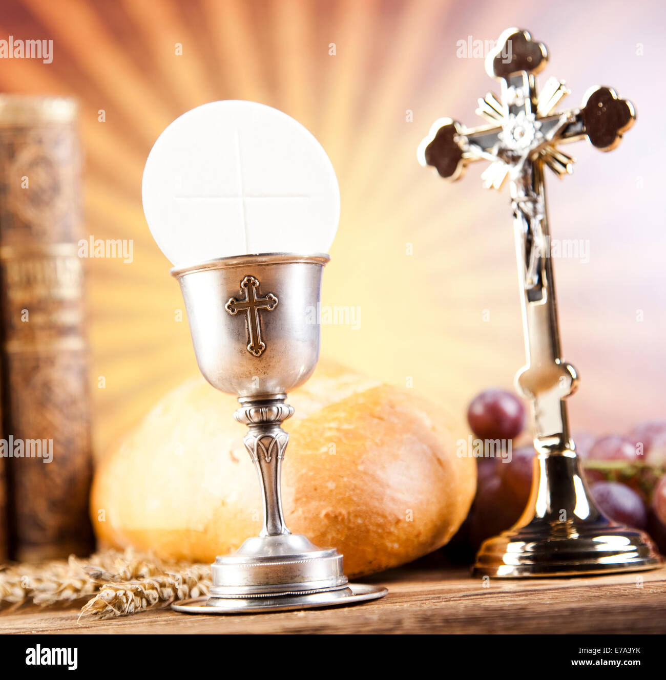 Heilige Kommunion Brot, Wein Stockfoto