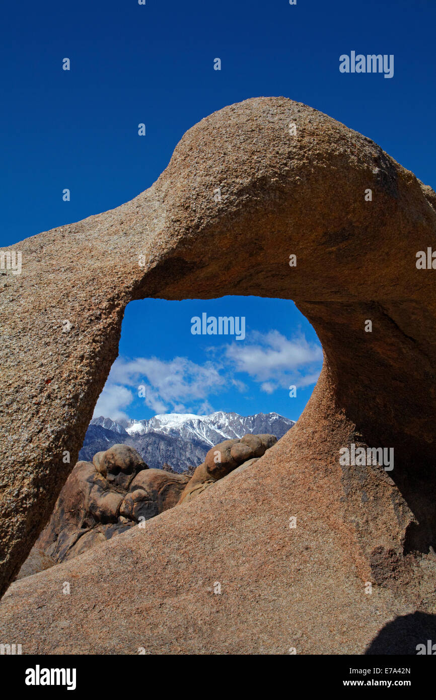 Mobius Arch, Alabama Hills, und Schnee auf Sierra Nevada Bergkette in der Nähe von Lone Pine, Inyo County, Kalifornien, USA Stockfoto