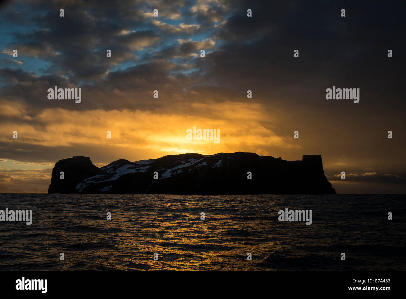 Sonnenuntergang über Tisch Island, Antarktis Stockfoto