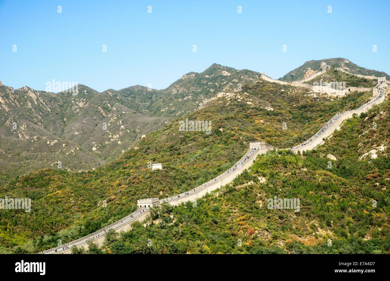 Great Wall Of China erstreckt sich über Berge mit blauem Himmel Stockfoto