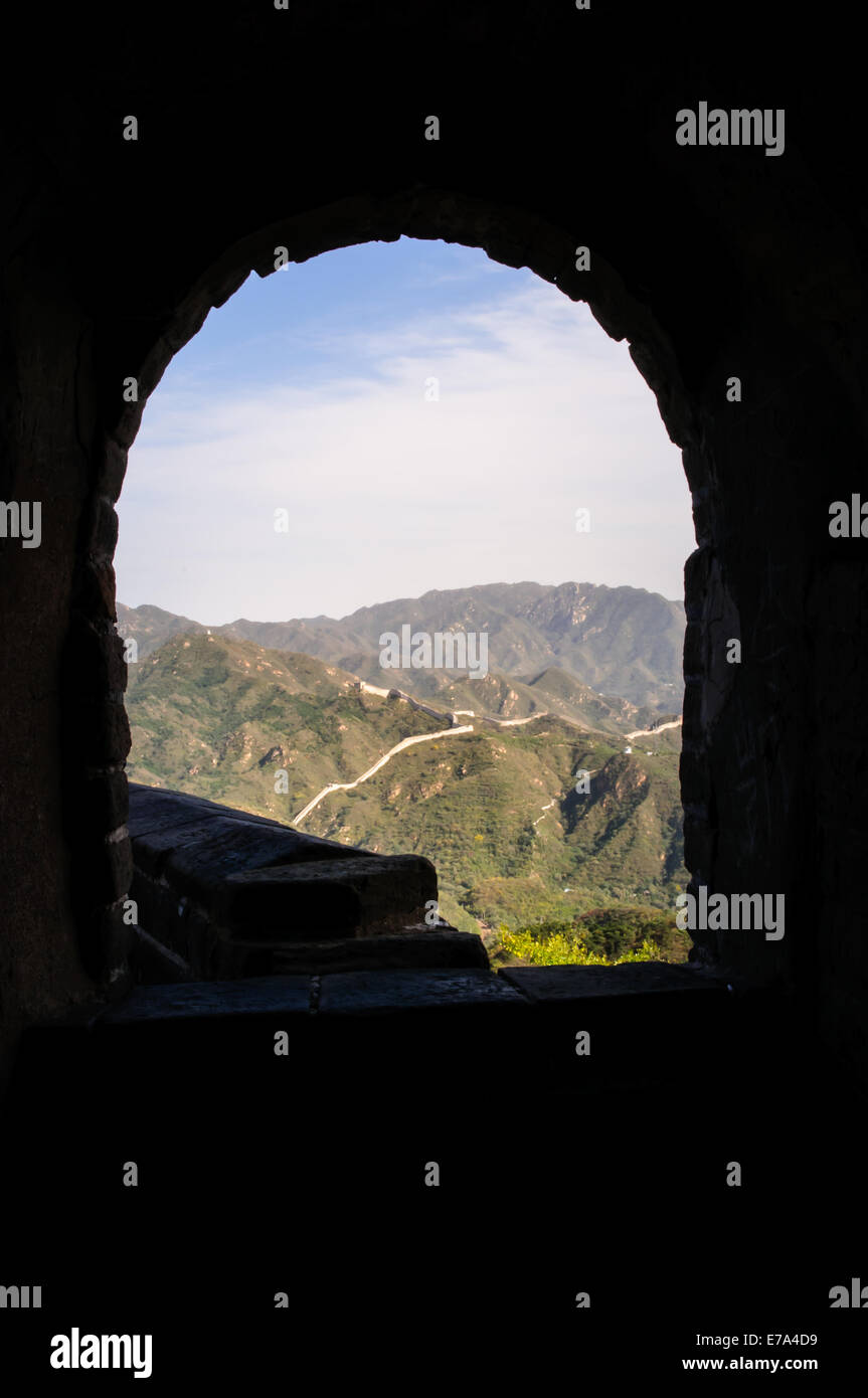 Great Wall Of China erstreckt sich über Berge, durch Fenster angezeigt Stockfoto