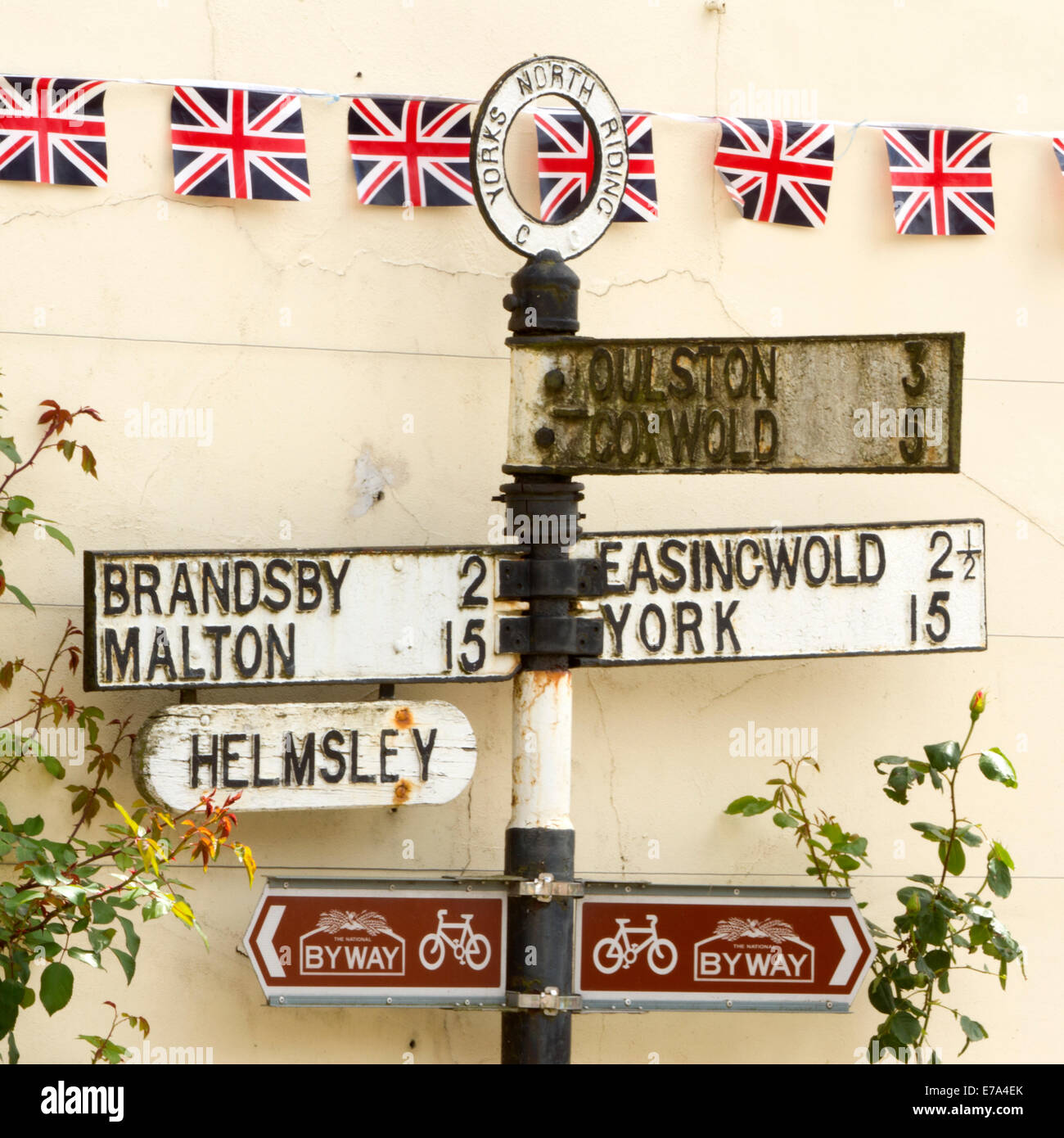 Straßenschild und Union Jack-Flaggen auf ein in in North Yorkshire, England Stockfoto