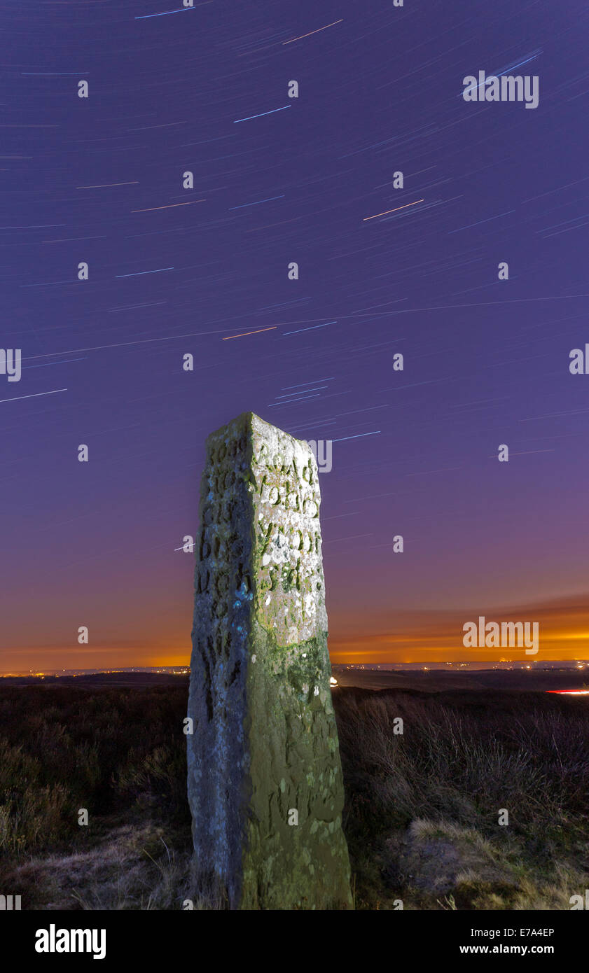 Ein Menhir auf Blakey Ridge The North Yorkshire Moors, fotografiert in der Nacht Sternspuren zeigen Stockfoto