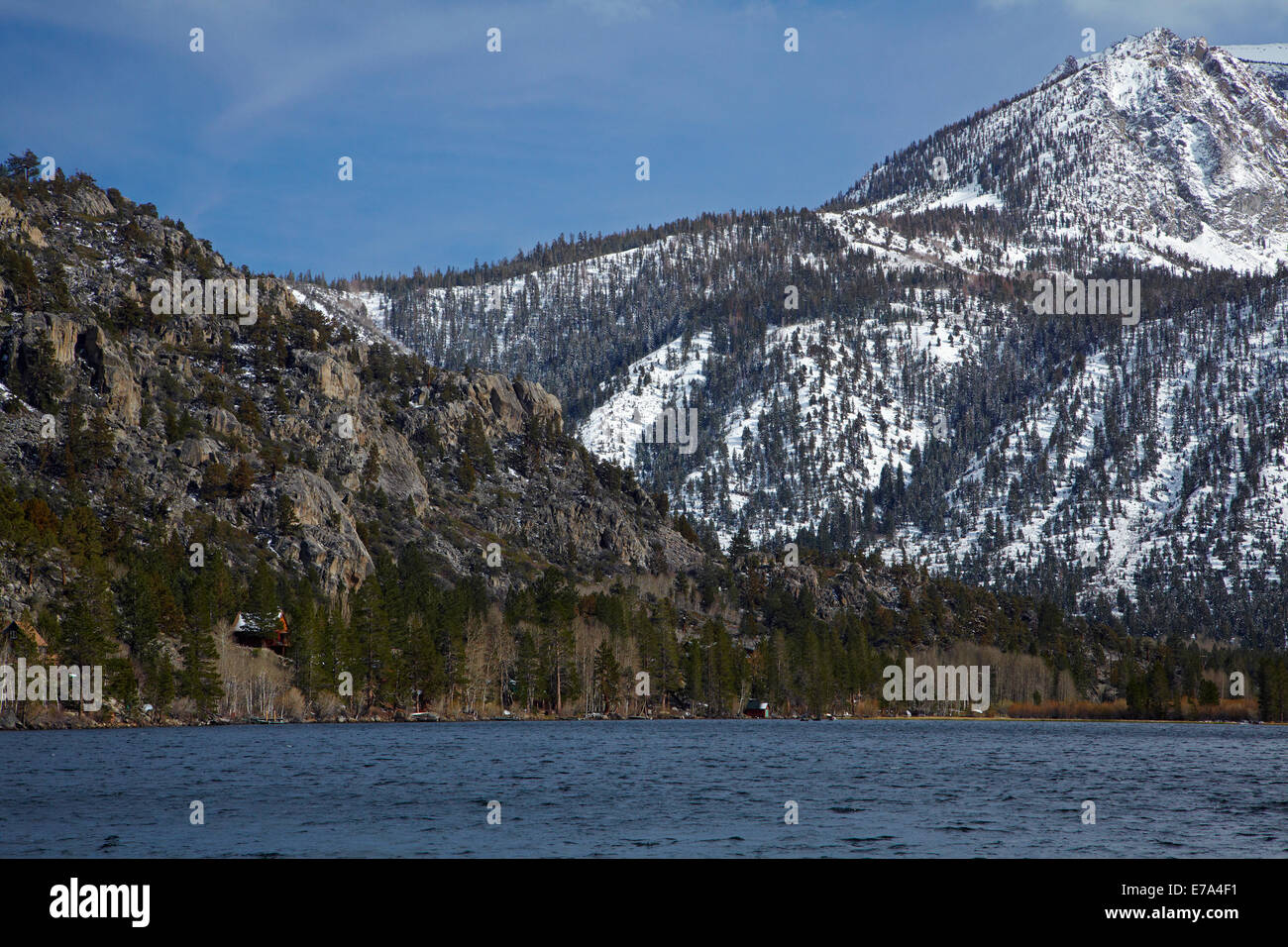 Silver Lake, in der Nähe von June Lake und Schnee auf Carson Peak, Mono County, östliche Sierra, California, USA Stockfoto