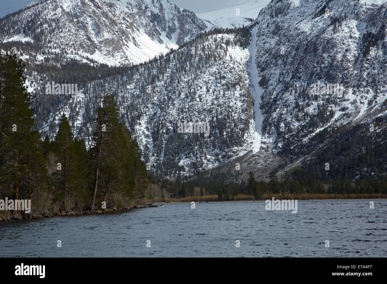 Silver Lake, in der Nähe von June Lake und Schnee auf Carson Peak, Mono County, östliche Sierra, California, USA Stockfoto