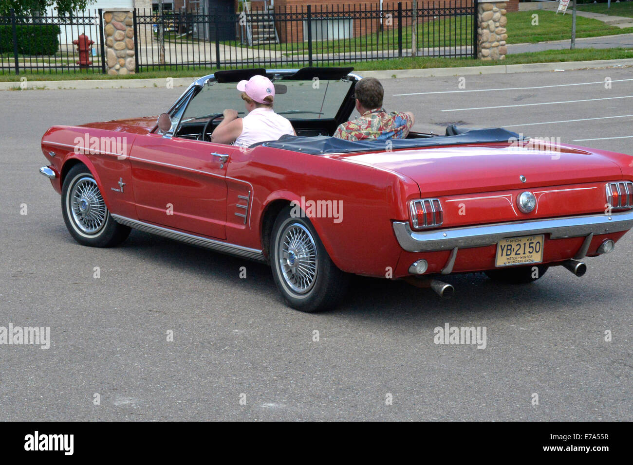 paar in einem Ford Mustang Cabrio in Bellville, Michigan Stockfoto